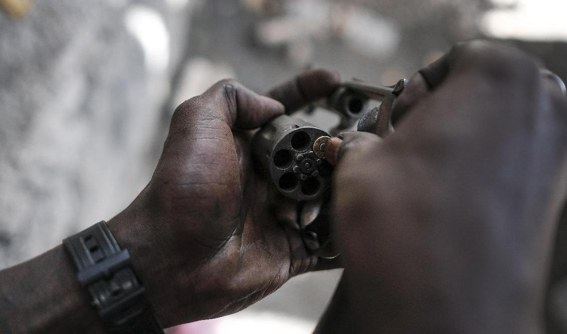 En gängmedlem i Port-au-Prince visar upp sitt vapen. Arkivbild. Foto: Matias Delacroix/AP/TT