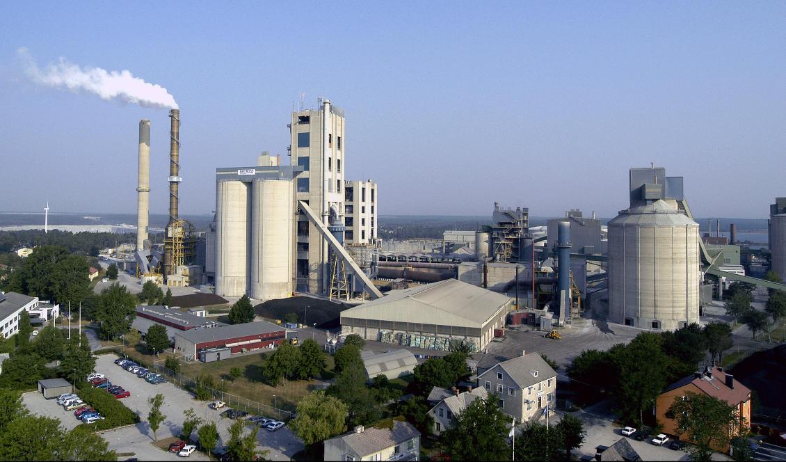 










Cementas fabrik i Slite på Gotland producerar 75 procent av Sveriges cement. Den kommer inte att leverera något när det gamla täkttillståndet löper ur 31 oktober, och det nya har avvisats i domstol på grund av undermålig miljökonsekvensanalys av grundvattenförhållandena. Foto: Cementa                                                                                                                                                                                                                                                                                                                                                                                                                                                                                                     