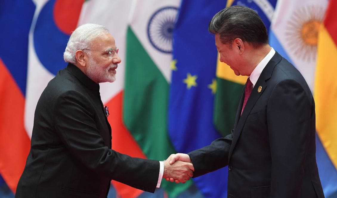 Indiens premiärminister Narendra Modi skakar hand med Kinas ledare Xi Jinping vid ett G20-möte i Hangzhou i Kina, den 4 september 2016. Foto: Greg Baker/AFP/Getty Images