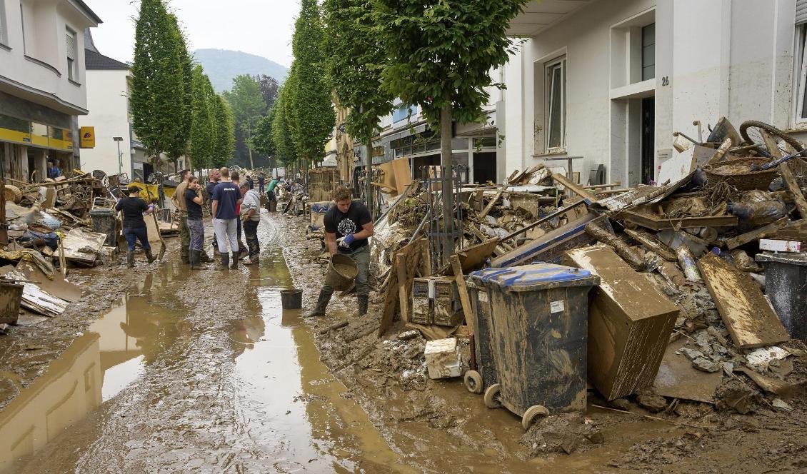 
Invånare i Bad Neuenahr i västra Tyskland röjer undan bråte och lera efter de förödande översvämningar som följde i spåren på kraftiga regn över Tyskland, Belgien och Nederländerna tidigare i veckan. Foto: Thomas Frey/AP/TT                                            