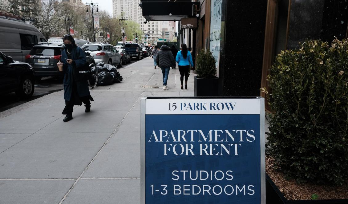 Lediga hyreslägenheter annonseras på nedre Manhattan i New York, den 16 april 2021. Efter en nedgång i hyresnivåerna under pandemin tycks nu hyrorna vara på väg uppåt när allt fler människor återvänder till sina arbeten i städerna. Foto: Spencer Platt/Getty Images