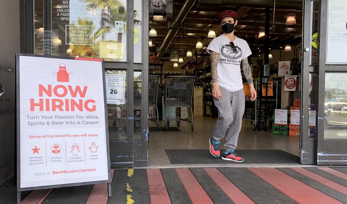 En kund går förbi en skylt med ett jobberbjudande i en Bevmo-butik i Larkspur i Kalifornien den 2 april 2021. Foto: Justin Sullivan/Getty Images