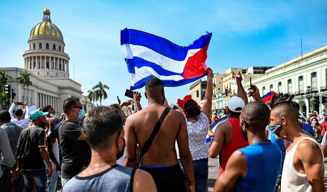 
Kubaner demonstrerar i huvudstaden Havanna den 11 juli 2021 mot kommunistregeringen. Foto: Yamil Lage/AFP via Getty Images                                            