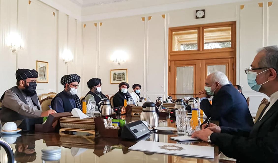 Irans utrikesminister Mohammad Javid Zarif (andra f.h.) träffar talibanledaren Mullah Abdul Ghani Baradar (andra f.v.) i Teheran den 31 januari 2021. Foto: TASNIM NEWS/AFP via Getty Images