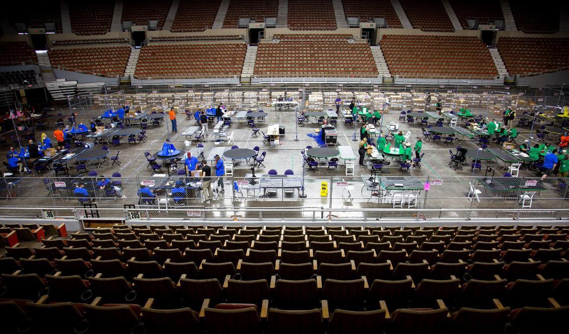 

Omräkning av röstsedlar i Veterans Memorial Coliseum den 1 maj 2021 i Phoenix i Arizona. Foto: Courtney Pedroza/Getty Images                                                                                        