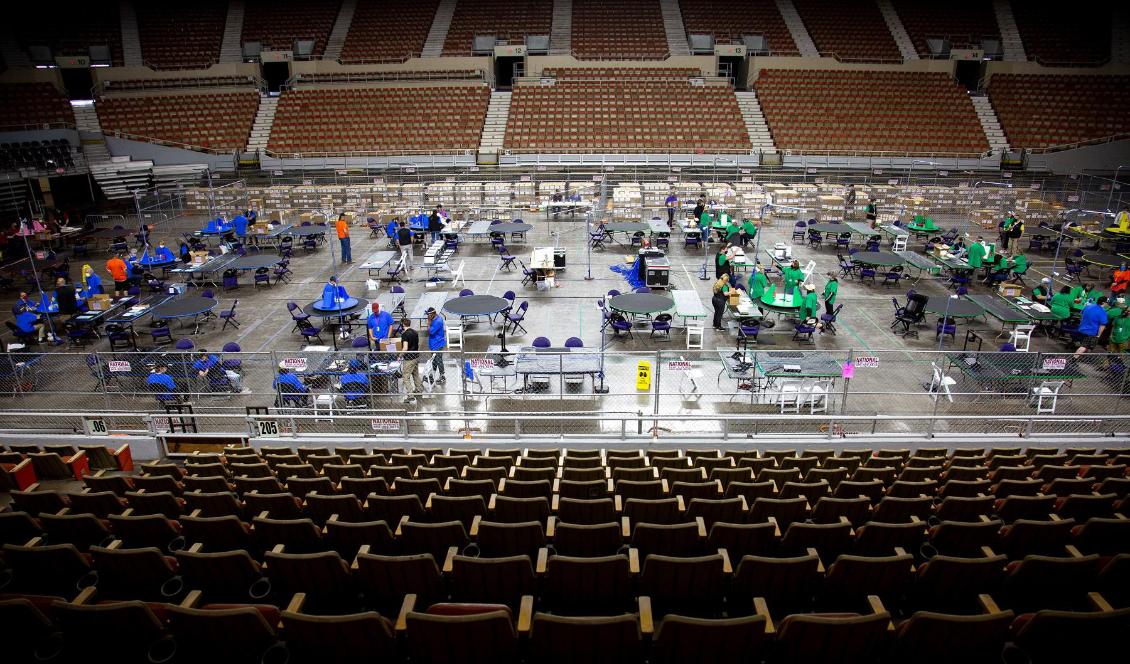 Omräkning av röstsedlar i Veterans Memorial Coliseum den 1 maj 2021 i Phoenix i Arizona. Foto: Courtney Pedroza/Getty Images