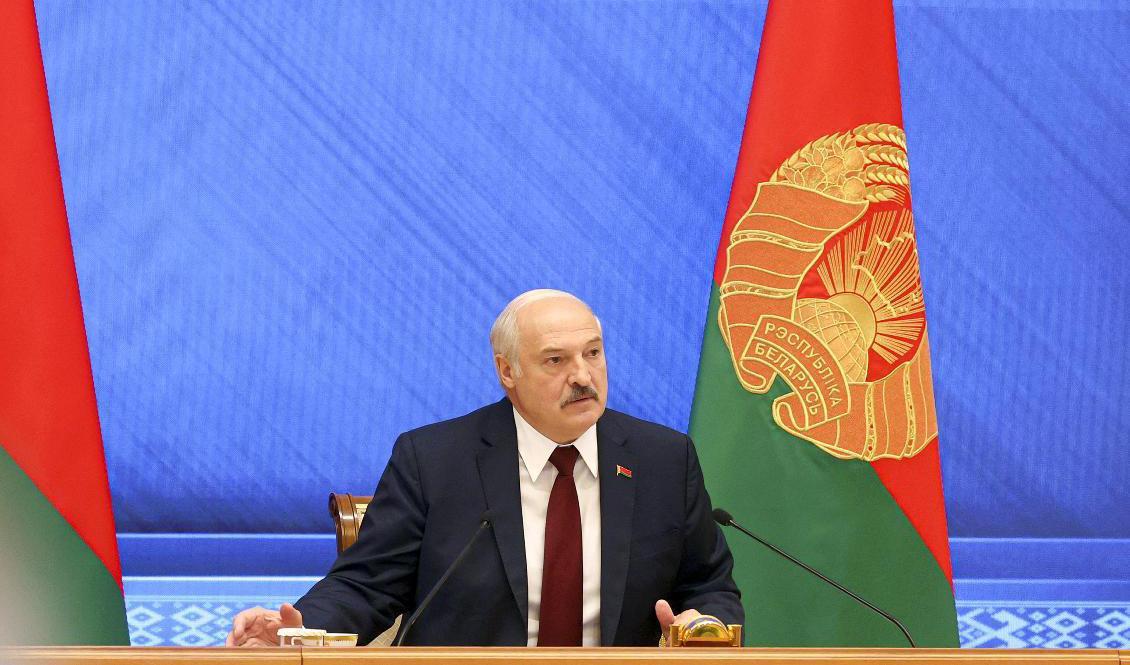 Belarus president Aleksandr Lukasjenko höll presskonferens på årsdagen av valet 2020. Foto: Nikolay Petrov/AP/TT