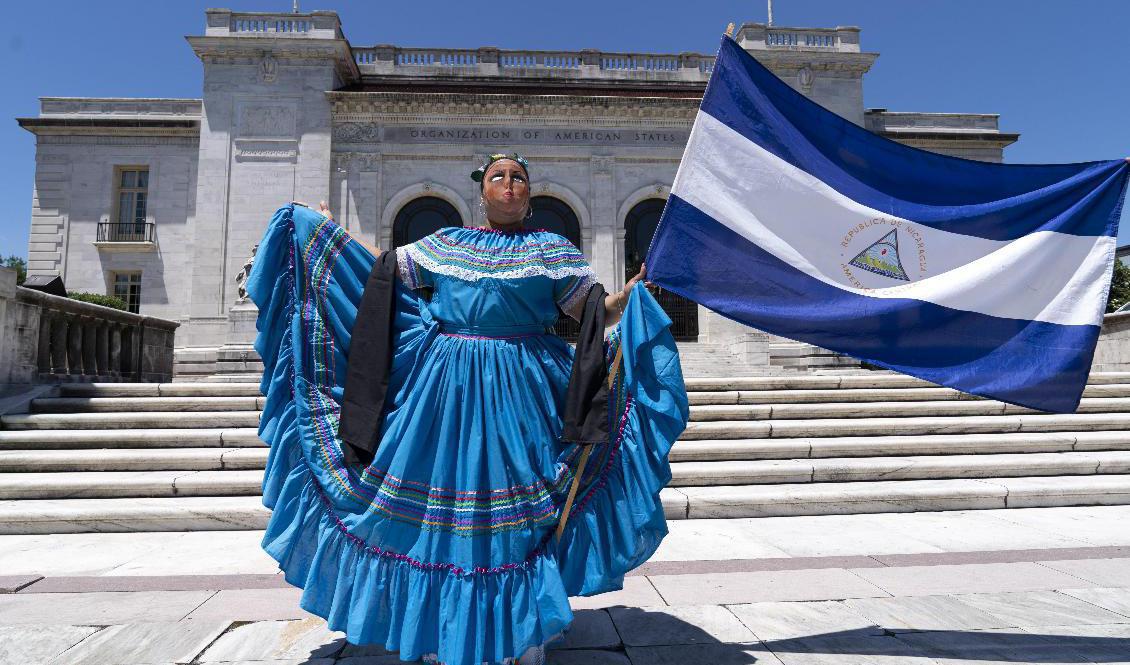 En demonstrant uppmanar Nicaraguas regering att bland annat släppa politiska fångar, vid en protest i Washington DC i USA. Arkivbild. Foto: Jose Luis Magana/AP/TT