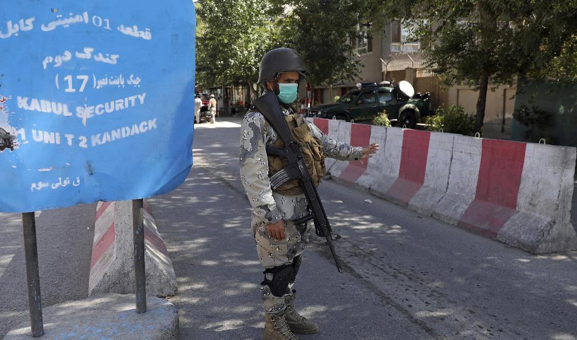 Afghansk säkerhetsvakt kontrollerar inpasserande till Gröna zonen i Kabul, där ambassaderna ligger. Arkivbild. Foto: Rahmat Gul/AP/TT