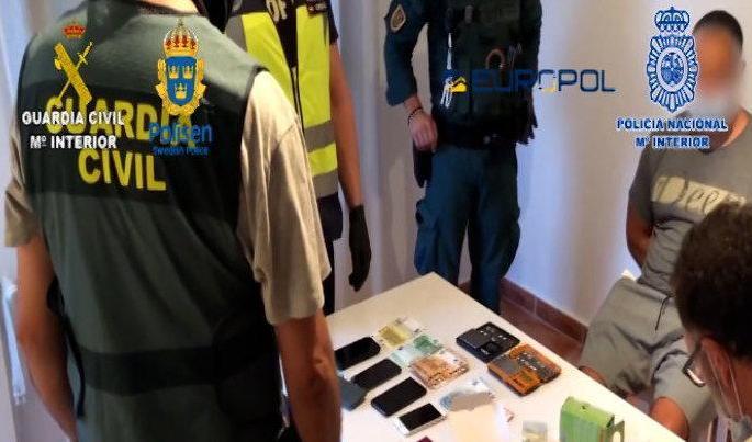 71 personer, som kopplas till ett mycket våldsamt kriminellt nätverk som tros ha smugglat tonvis med droger från Spanien till Sverige, har gripits. Foto: Spansk och svensk polis