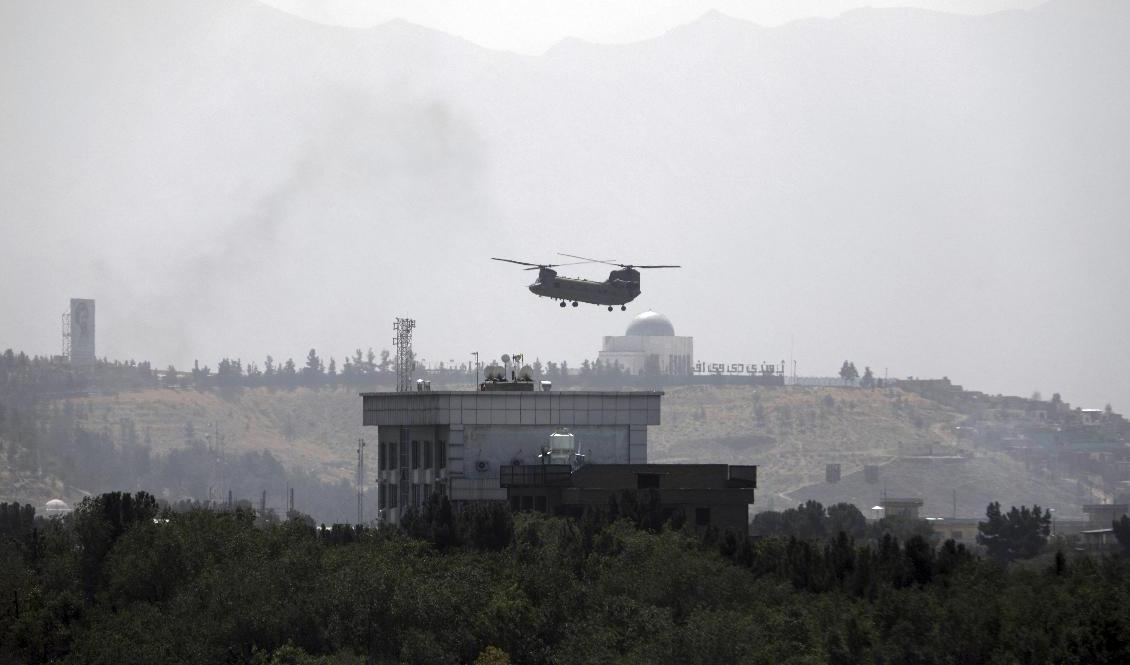 En amerikansk helikopter ovanför landets ambassad i Kabul. Foto: Rahmat Gul/AP/TT