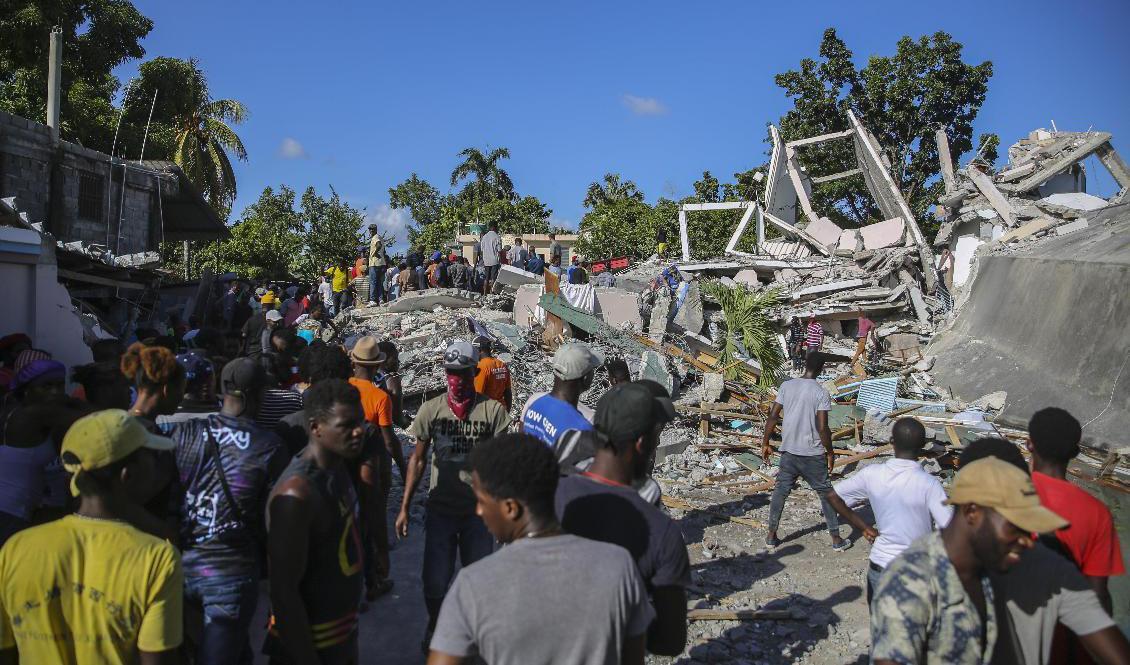Människor söker efter överlevande i Les Cayes efter skalvet i Haiti. Foot: Joseph Odelyn/AP/TT