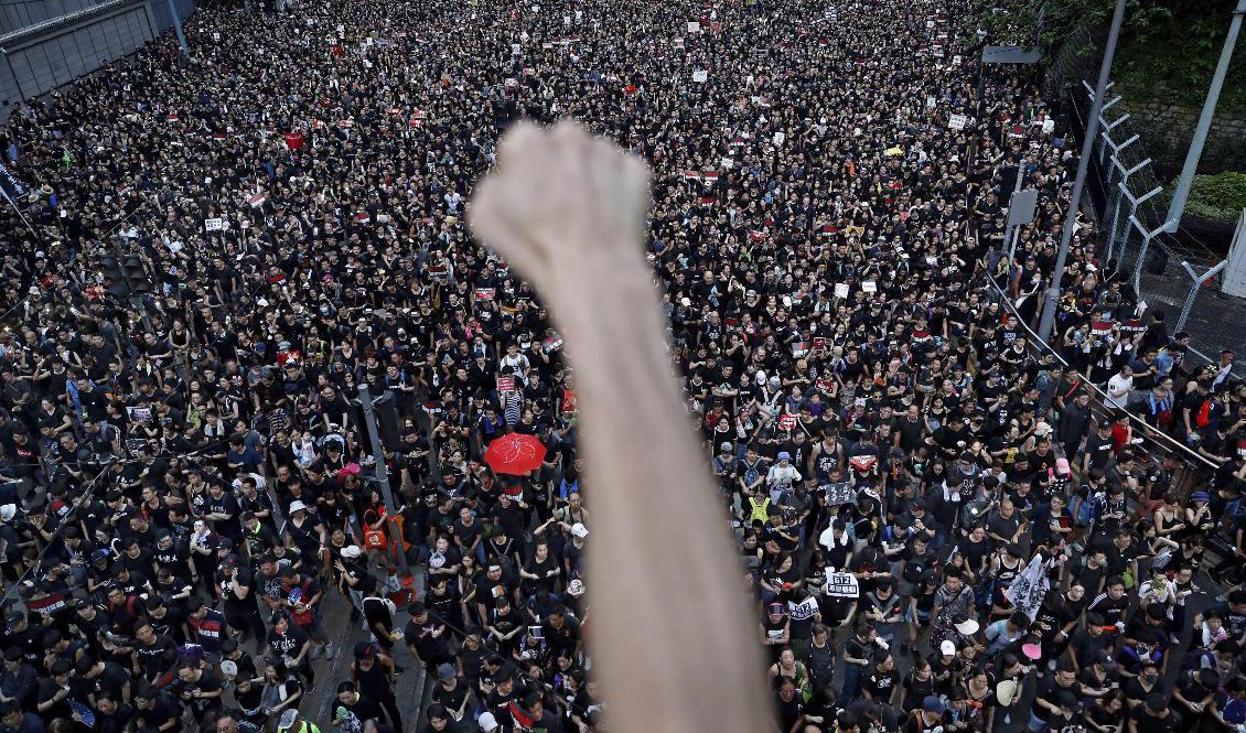 
Bilden är tagen från en demonstration som arrangerades av Civil Human Rights Front i Hongkong 2019. Nu upplöses gruppen. Foto: Vincent Yu/AP/TT                                            