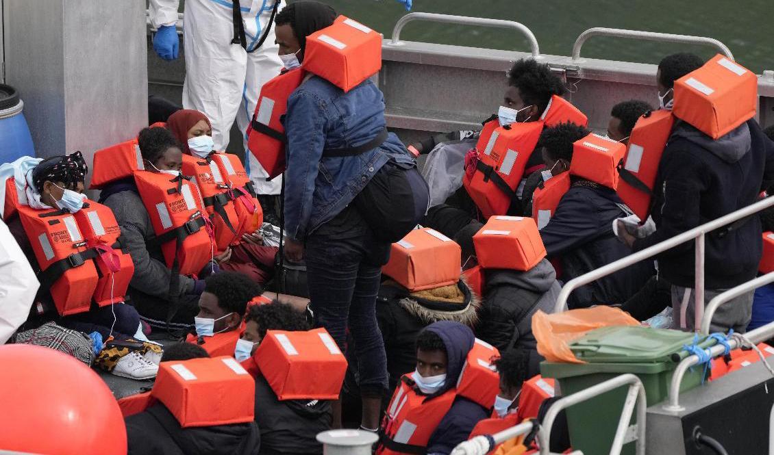 Migranter som försökt nå Storbritannien via Engelska kanalen. Personerna på bilden räddades av brittisk gränspolis i torsdags. Foto: Matt Dunham/AP/TT