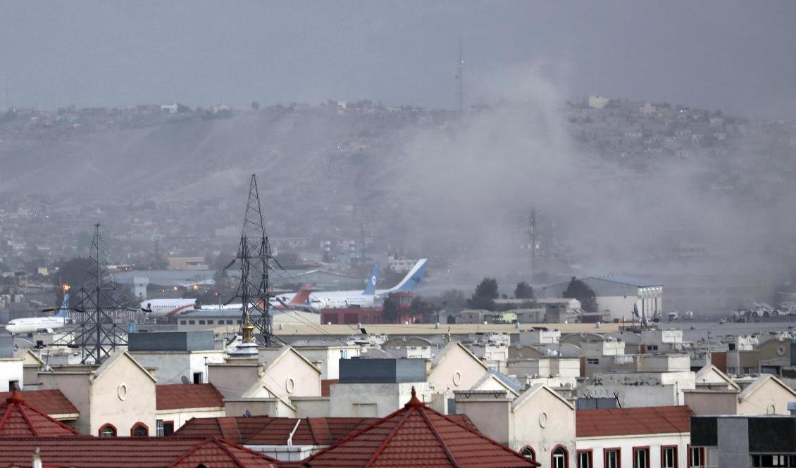 Rök stiger från Kabuls flygplats efter torsdagens explosion. Foto: Wali Sabawoon/AP/TT