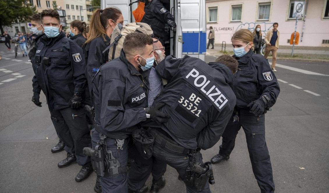 Polisen griper en demonstrant i Berlin under en demonstration mot coronarestriktioner. Foto: Christophe Gateau/AP/TT