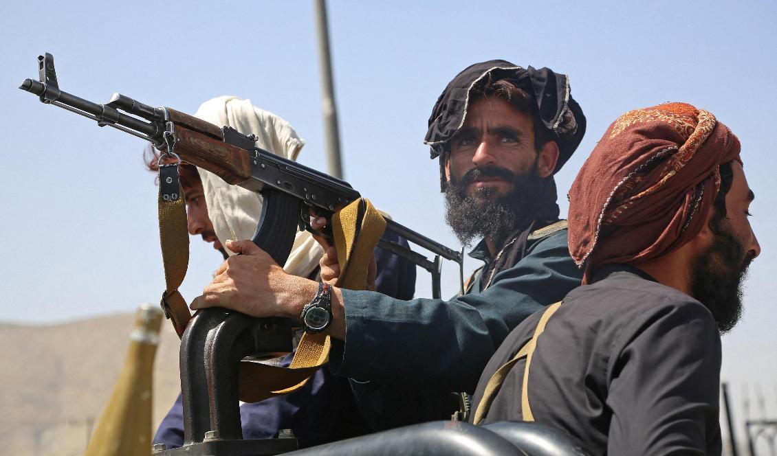 
Talibaner bevakar en väg från sitt fordon i Kabul, den 16 augusti 2021, efter det överraskande snabba maktövertagandet i Afghanistan. Foto: -/AFP via Getty Images                                            