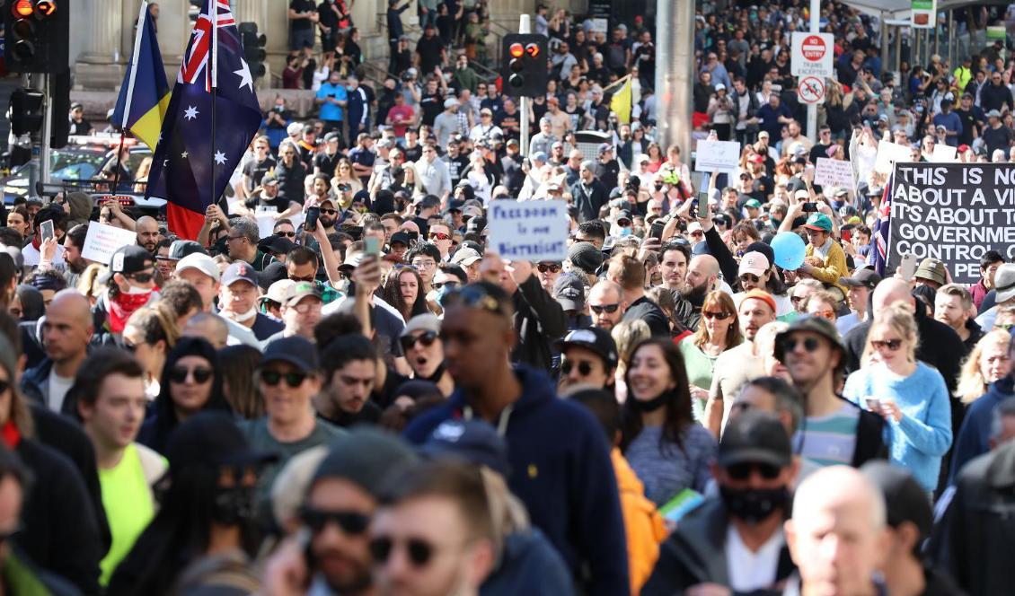 Tusentals människor protesterar mot nedstängningar i Melbourne trots covid-19-restriktioner som förbjuder utomhusmöten. Utegångsförbud gäller från 21:00 till 05:00 till och med torsdagen den 2 september. Foto: Getty Images