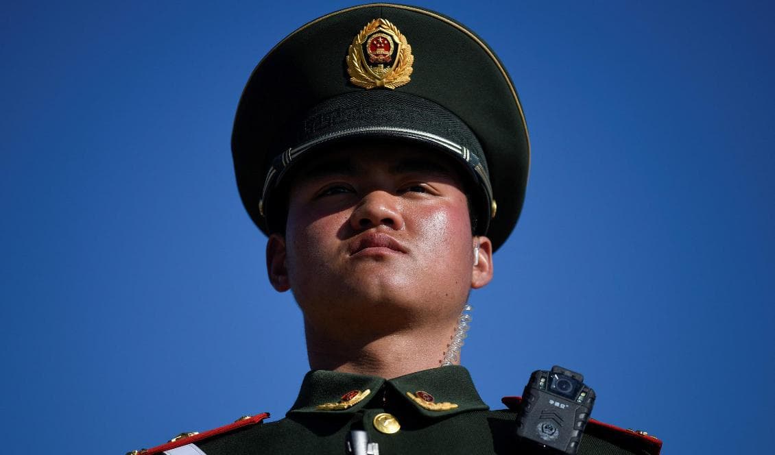 En polisman står vakt utanför Folkets stora sal i Peking den 13 mars 2019. Foto: Wang Zhao/AFP via Getty Images