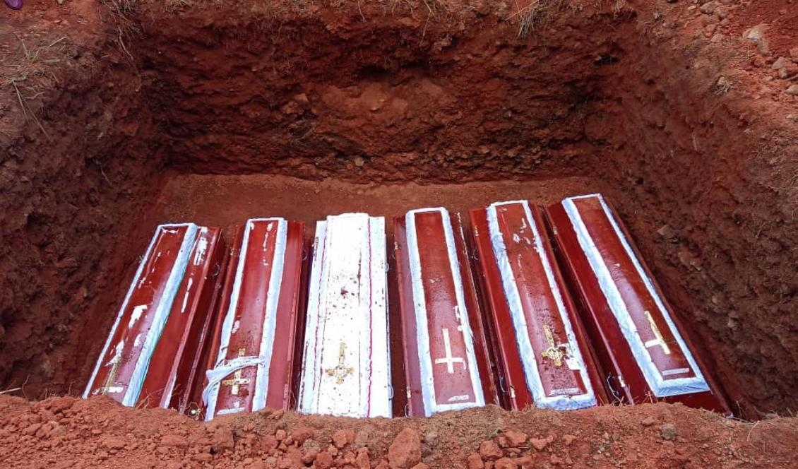 Kistor som innehåller sex offer för det religiösa våldet, kristna från irigwe-folket, begravs i Jebbu-Miango i Nigeria den 14 augusti 2021. Foto: Lawrence Zongo