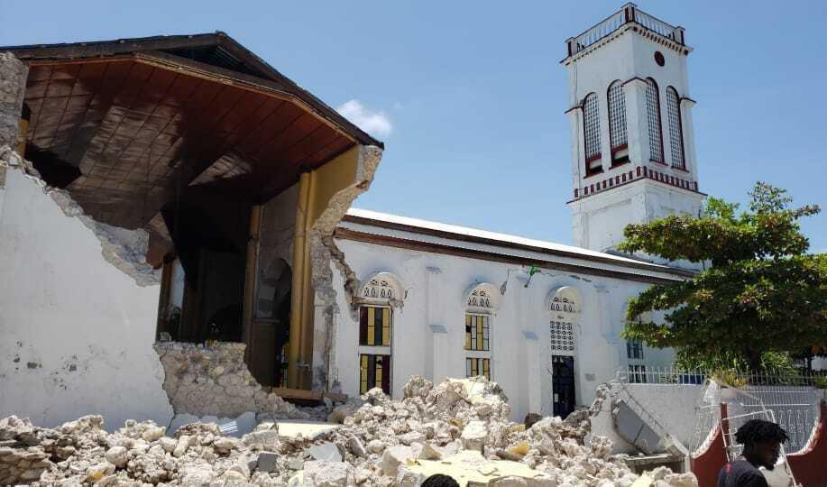 
Kyrka i Les Cayes förstörd efter lördagens jordbävning som tagit flera liv. Foto: Delot Jean/AP/TT                                            