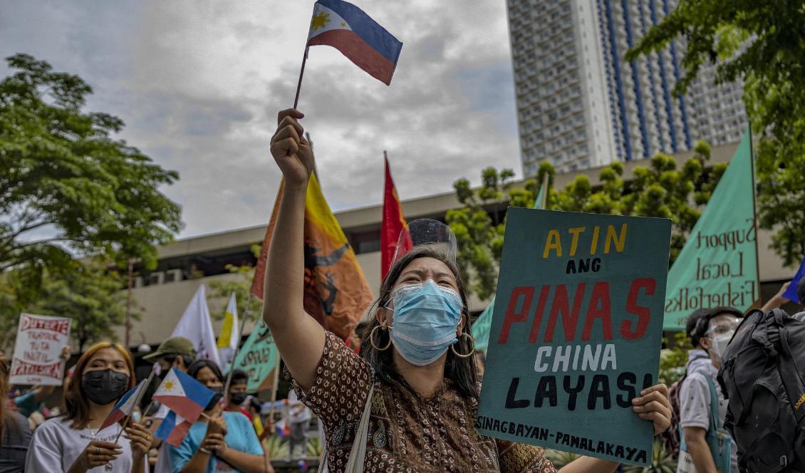 
Demonstrationer utanför den kinesiska ambassaden i Manila, på Filippinernas nationaldag den 12 juni 2021. Foto: Ezra Acayan/Getty Images                                            