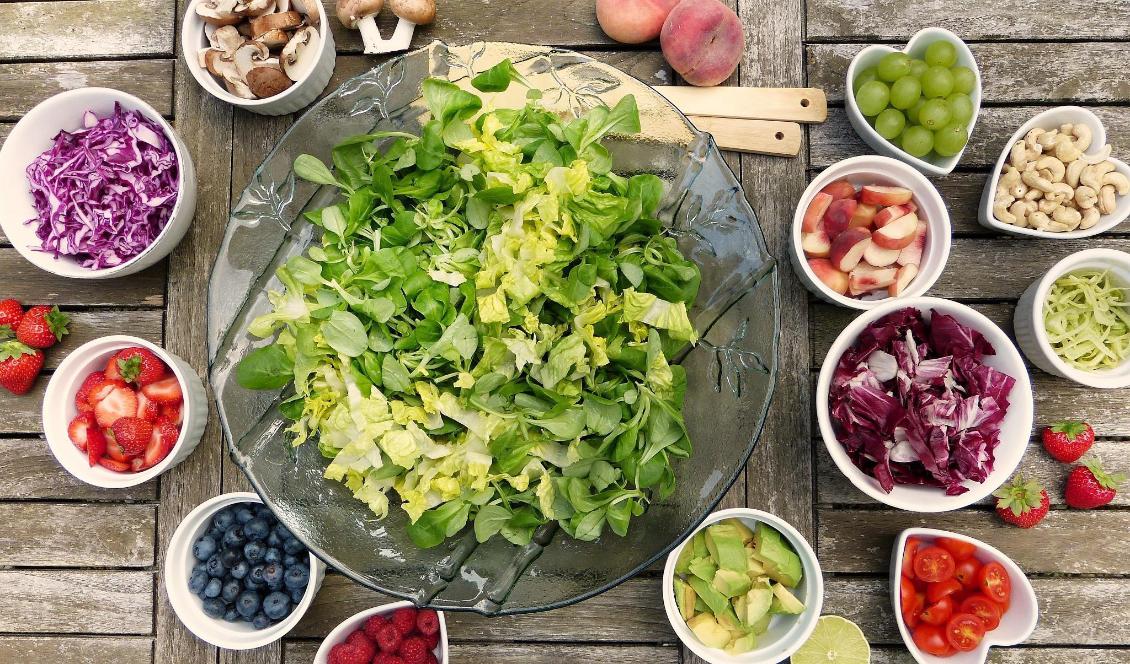 Att äta en sallad är ett bra sätt att få i sig de fibrer som ger näring till vårt mikrobiom. Foto: Silvia Rita
