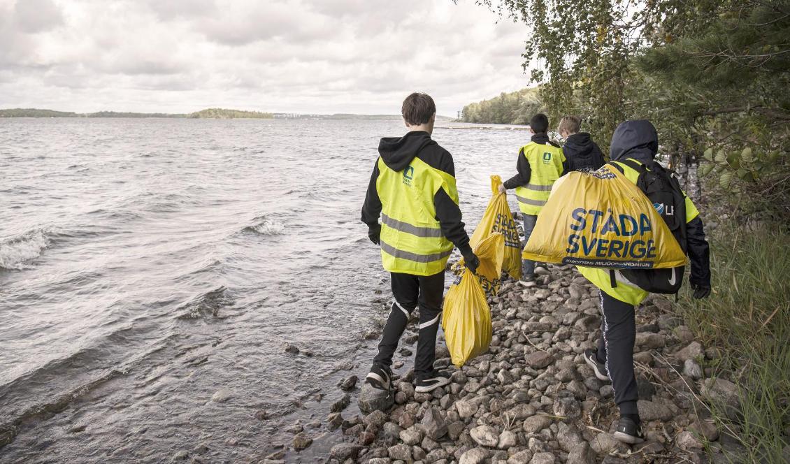 I helgen kommer tusentals idrottsungdomar att städa fem älvar i landet. Foto: Städa Sverige