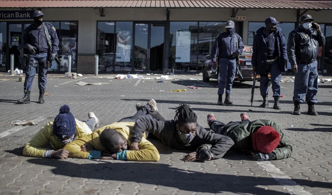 Misstänkta plundrare grips av den sydafrikanska polisen vid ett köpcentrum i Soweto den 13 juli 2021. Foto: Luca Sola/AFP via Getty Images
