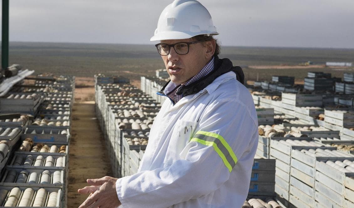 Gruvgeolog Andree Muntingh visar malmprov tagna från Steenkampskraals gruvor för sällsynta jordartsmetaller, den 29 juli 2019, cirka 80 km från staden Vanrhynsdorp i Western Cape i Sydafrika. Foto: Foto: RODGER BOSCH/AFP via Getty Images