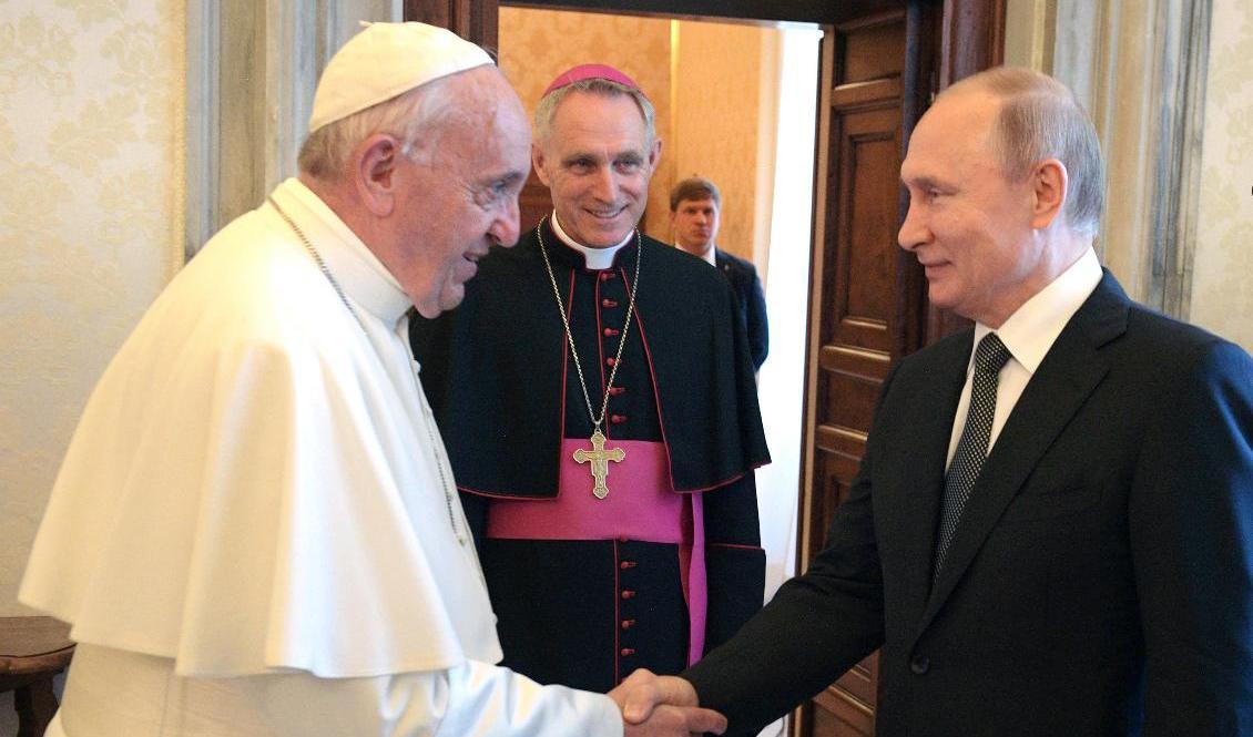 Påve Franciskus och Rysslands president Vladimir Putin möts i Vatikanen 2019. Foto: Alexei Druzhinin/AP/TT