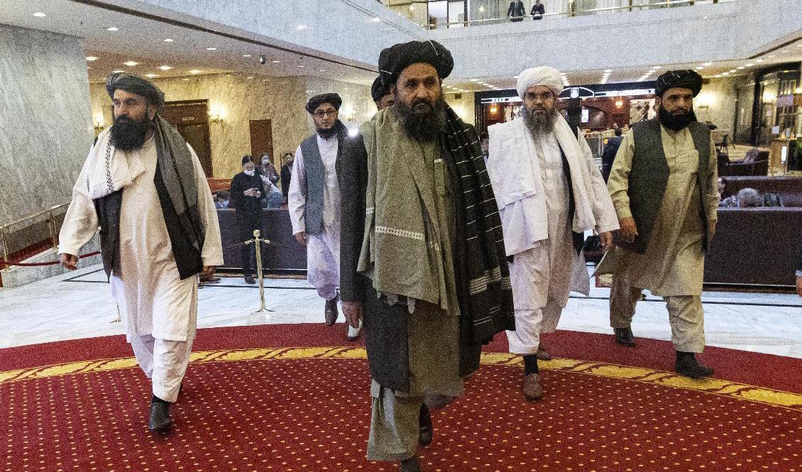 Mulla Abdul Ghani Baradar, i mitten, under en internationell fredskonferens i mars. Foto: Alexander Zemlianichenko/AP/TT