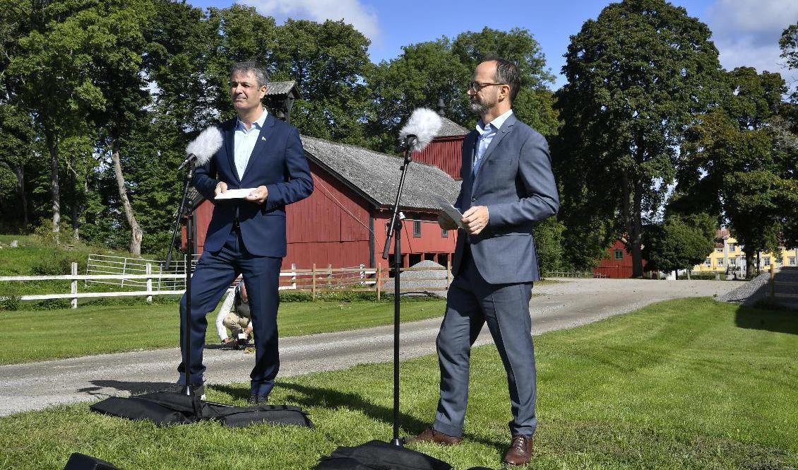 Näringsminister Ibrahim Baylan och infrastrukturminister Tomas Eneroth håller pressträff på Bjelkesta gård i Örsundsbro i Enköpings kommun. Foto: Jonas Ekströmer/TT