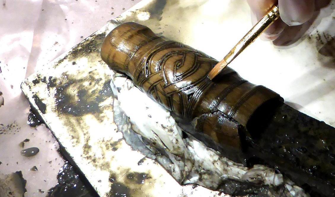 Svärdets välbevarade träskaft gör järnåldersfyndet unikt. Foto: Acta Konserveringscentrum AB