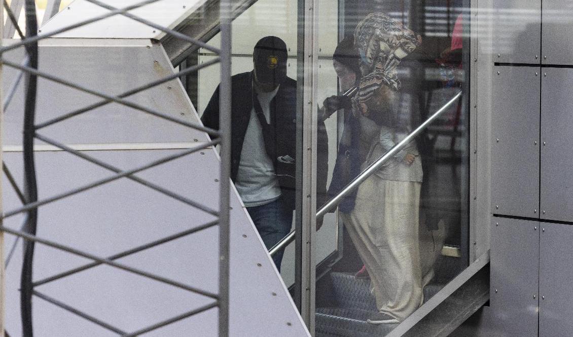 Tre svenska IS-kvinnor och deras sex barn som utvisats från Syrien landade på Arlanda på måndagen. Foto: Fredrik Persson/TT