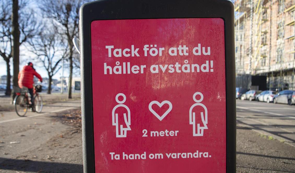 Uppmaningar om att hålla avstånd kommer att vara kvar. Men de flesta restriktioner kommer slopas i slutet av månaden. Foto: Fredrik Sandberg/TT