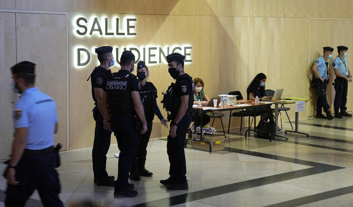 Polis på plats utanför den specialbyggda rättegångssal inne i Justitiepalatset i Paris där terrordåden 2015 nu avhandlas i domstol. Foto: Michel Euler/AP/TT