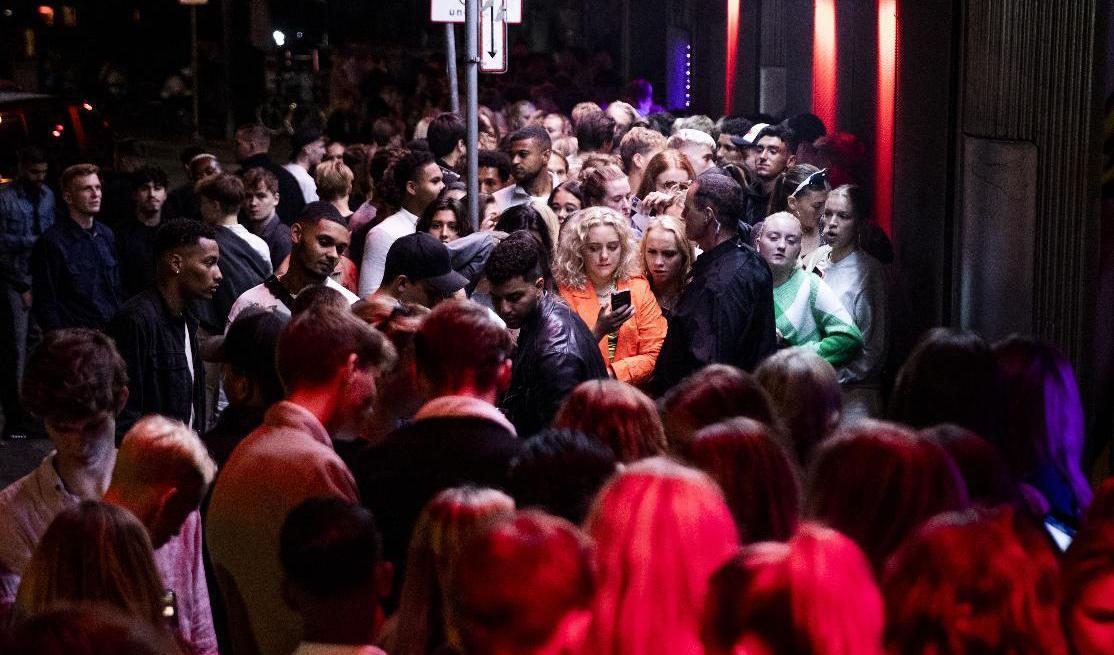 Nattklubbar i Danmark behöver inte längre begära coronapass vid dörren. Bild från Nørregade i Köpenhamn tidigare i september. Foto: Olafur Steinar Gestsson/AP/TT