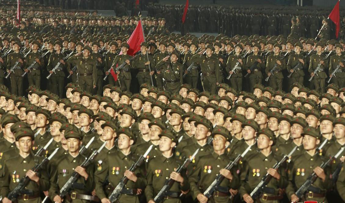 Foto Bild från den nattliga paraden i huvudstaden Pyongyang i torsdags. Foto: KCNA/AP/TT