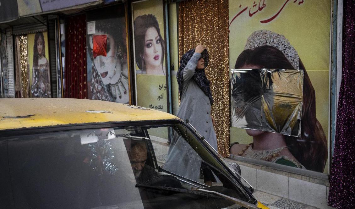 Sedan talibanerna tog kontroll över Kabul har flera bilder på kvinnor vid skönhetssalonger blivit övertäckte eller nedtagna. Bild från den 12 september. Foto: Bernat Armangue/AP/TT