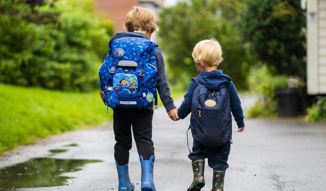 Två barn på väg till förskolan. Arkivbild. Foto: Håkon Mosvold Larsen/NTB/TT