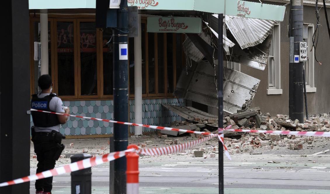 
En korsning i storstaden Melbourne, i den australiska delstaten Victoria, har spärrats av sedan delar av en byggnad rasat. Foto: James Ross/AP/TT                                            