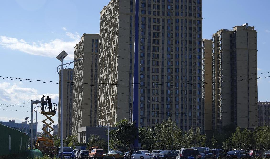 Ett av fastighetsjätten Evergrandes många bostadshus i Kina. Bilden är tagen i Peking. Arkivbild. Foto: Ng Han Guan/AP/TT
