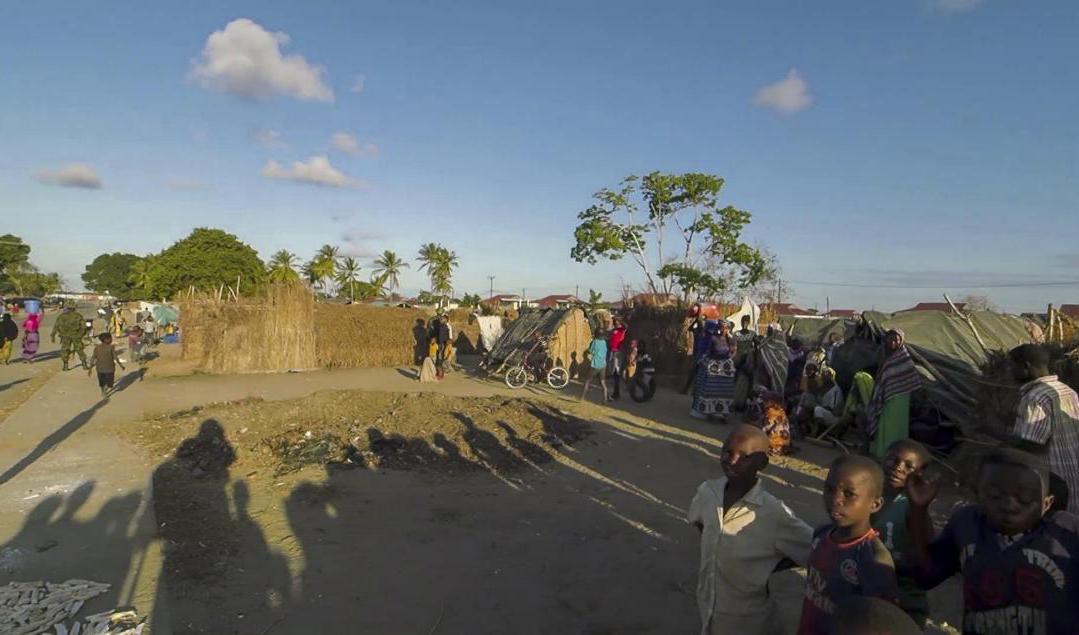 Moçambikiska regeringsstyrkor har tillsammans med afrikanska allierade undsatt nästan 90 civila från det tidigare jihadistfästet Mocimboa da Praia i landets norra del. Arkivbild från augusti då staden återerövrades av regeringsstyrkor och rwandiska soldater. Foto: Marc Hoogsteyns/AP/TT
