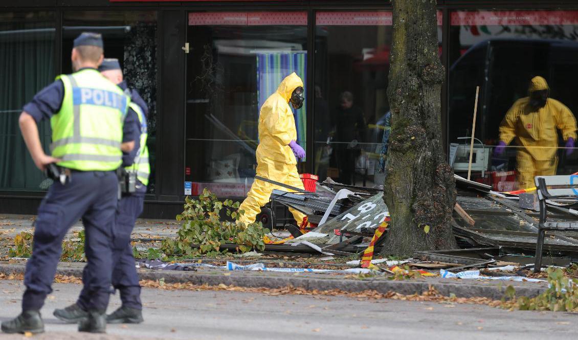 
Polisen på plats med tekniker dagen efter den stora explosionen i ett flerfamiljshus på Övre Husargatan i Annedal i centrala Göteborg. Foto: Adam Ihse/TT                                            