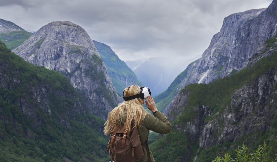 Hur mycket vill vi i framtiden leva i en virtuell värld och hur mycket vill vi befinna oss i verkligheten? Foto: Shutterstock