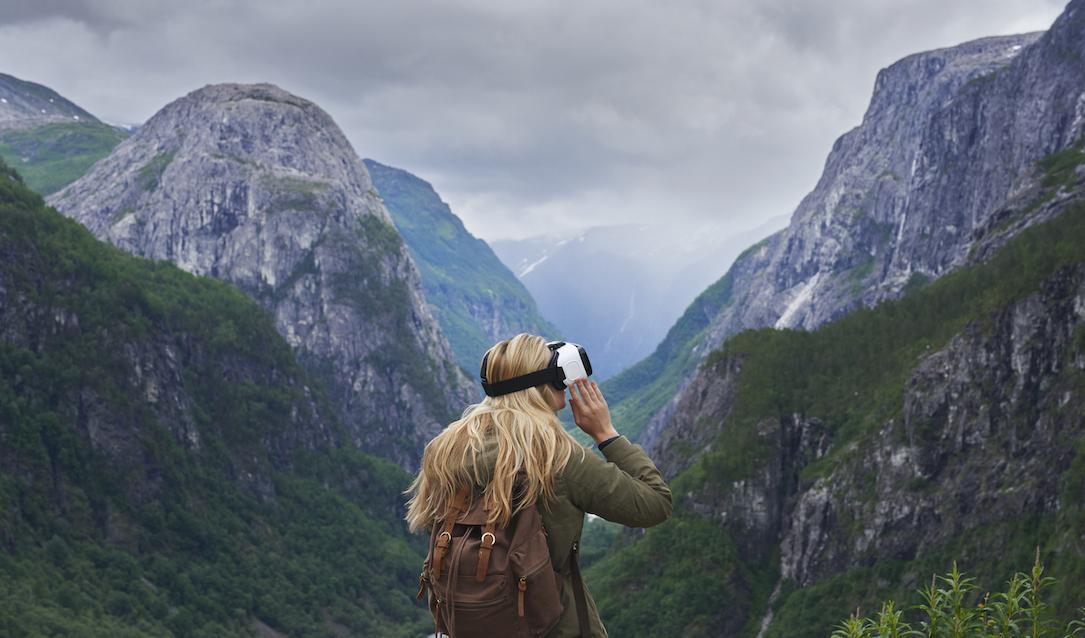 

Hur mycket vill vi i framtiden leva i en virtuell värld och hur mycket vill vi befinna oss i verkligheten? Foto: Shutterstock                                                                                        