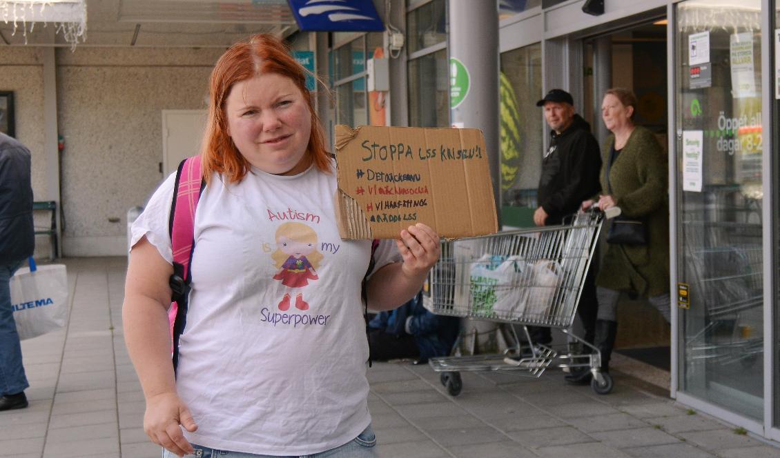 




Maria Nydahl, vid Stora Coop i Umeå, startade kampanjen den 28 augusti för att uppmärksamma både allmänhet och politiker på urholkningen av LSS. Foto: Eva Sagerfors                                                                                                                                                                                                                            