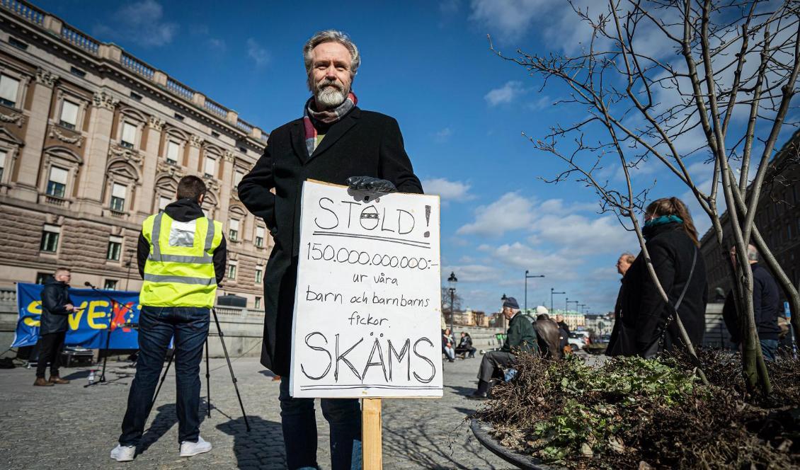 En deltagare vid svenska Swexitpartiets manifestation på Mynttorget i Stockholm, protesterar mot riksdagens beslut att låna upp 150 miljarder kronor till EU:s nya återhämtningsfond, den 24 mars i år. Foto: Sofia Drevemo