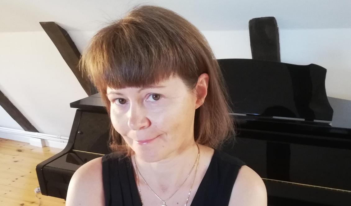 Victoria Borisova-Ollas vid sin digitala miniflygel. Foto: Privat